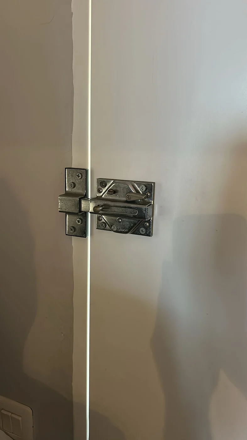 Reparación de cerradura en una puerta